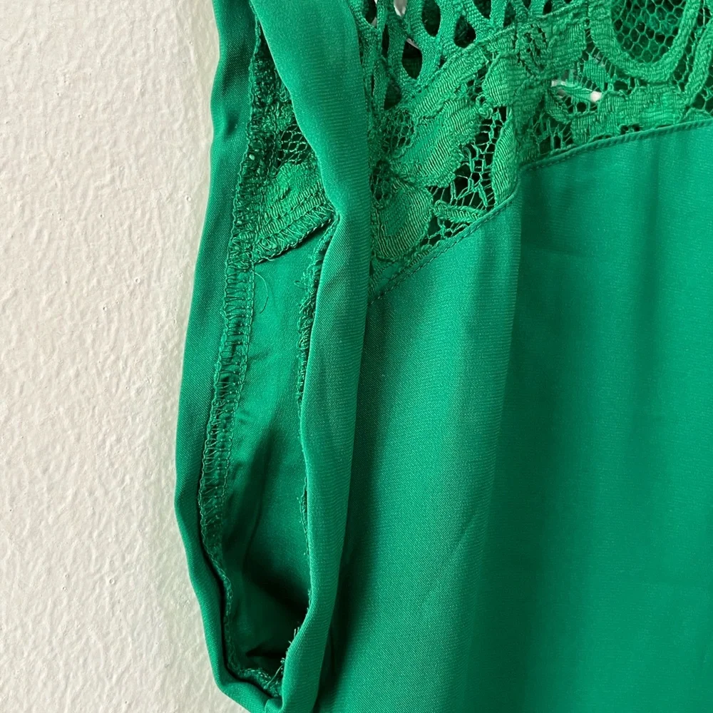 Green Lace flower pattern intricate Short Sleeve V neckl Women blouse size small